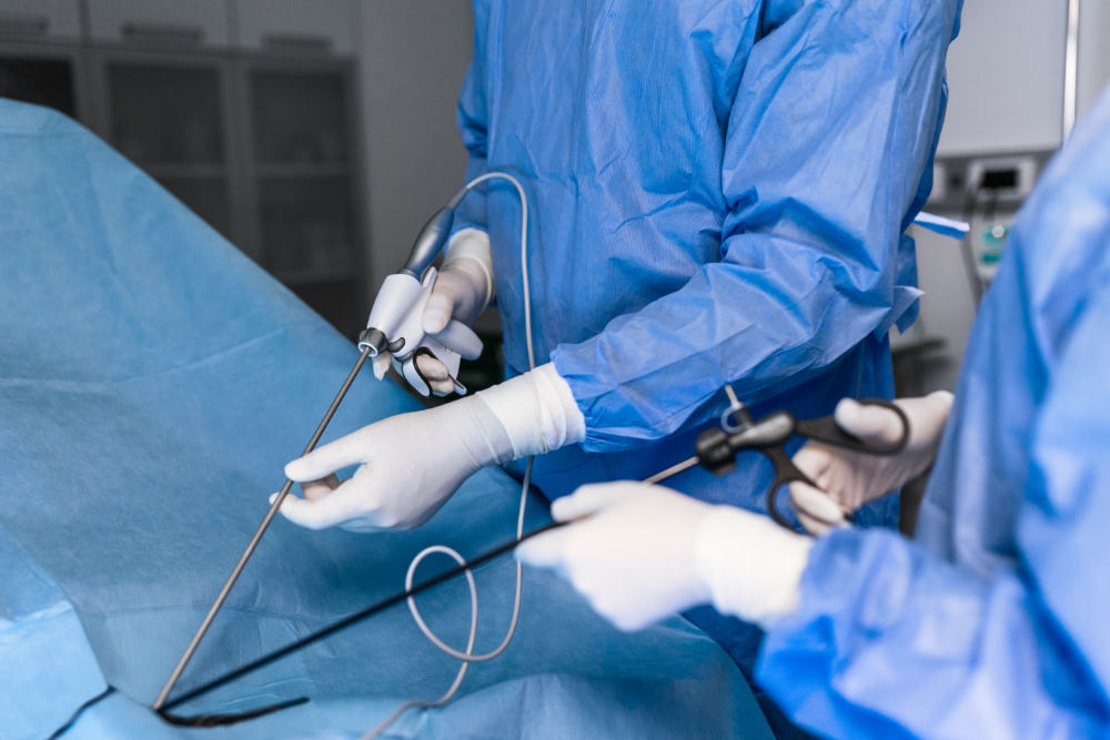Dr Adarsh Hirjee performing laparoscopic keyhole surgery